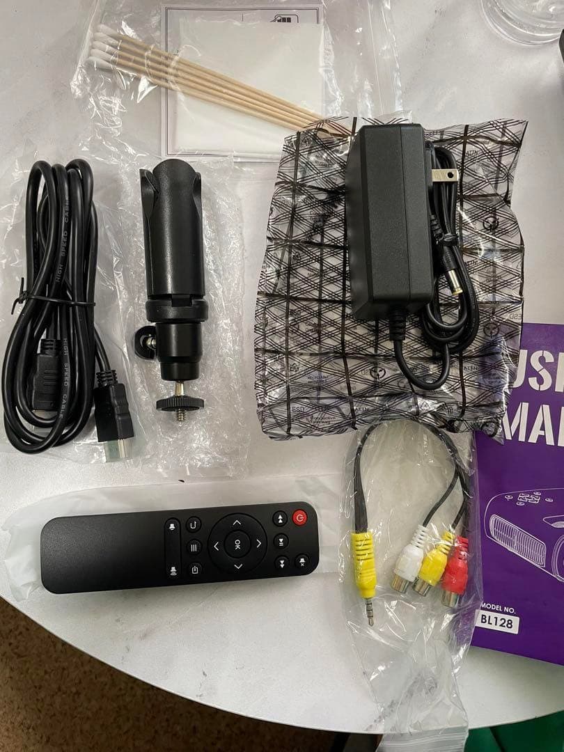 新品未使用 ELEPHAS 小型 プロジェクター 三脚 台形補正 高画質