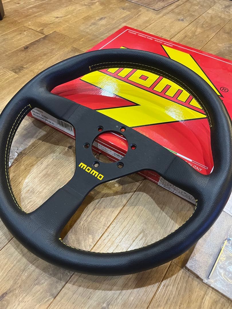 正規輸入品 MOMO ヴェローチェ 35φ BK/イエローステッチ