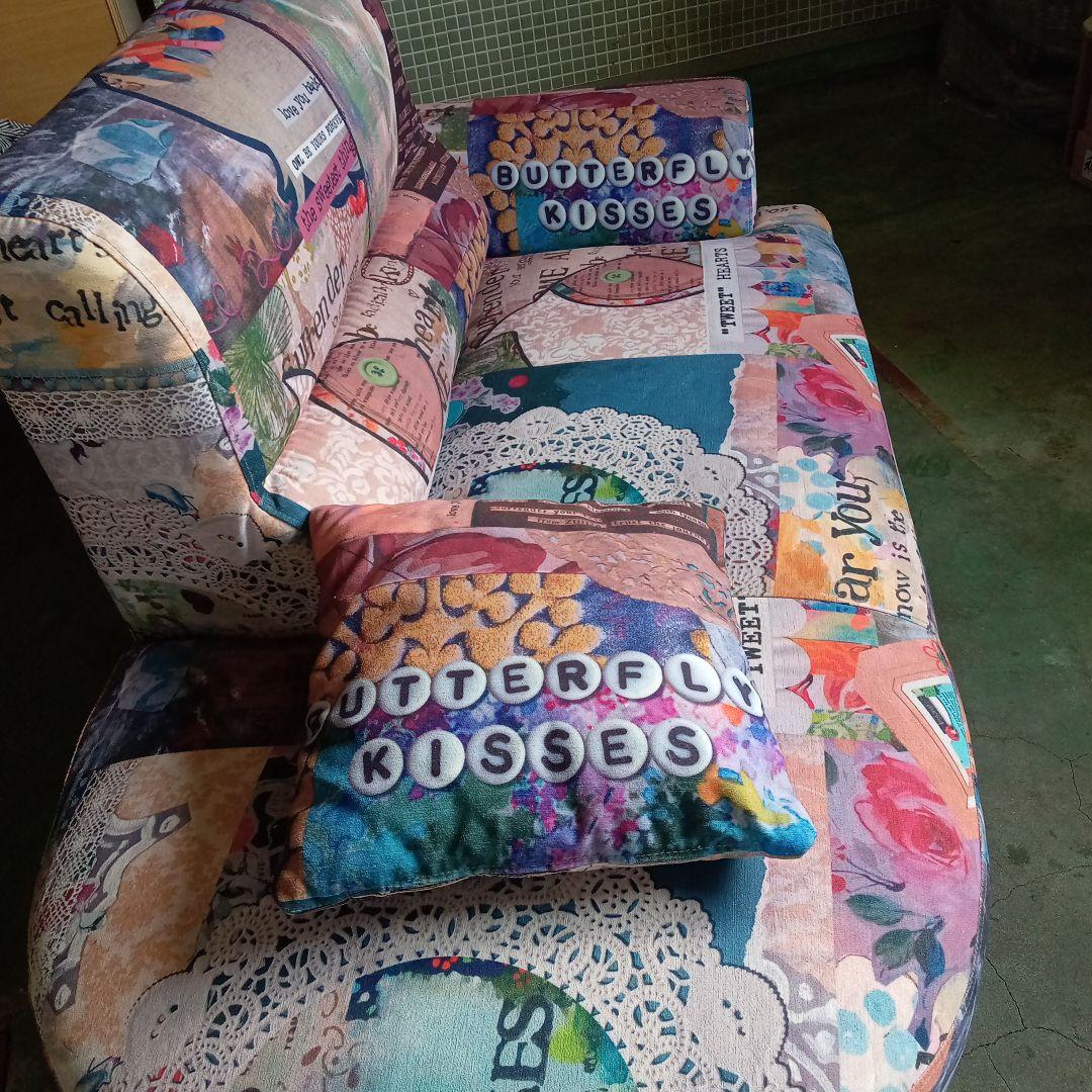 斬新カラフルポップ　パッチワーク柄　カウチソファー　共布クッション付き