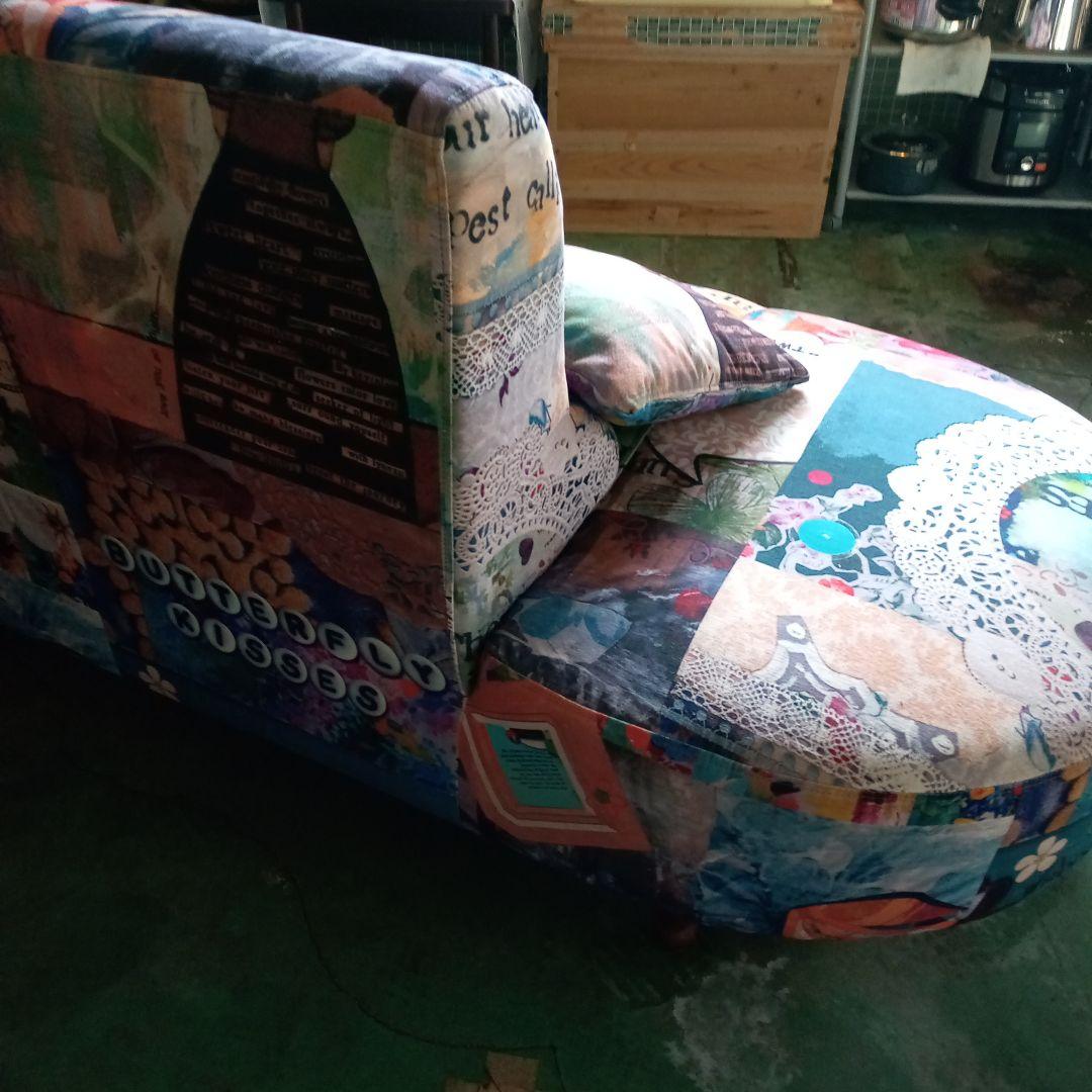 斬新カラフルポップ　パッチワーク柄　カウチソファー　共布クッション付き