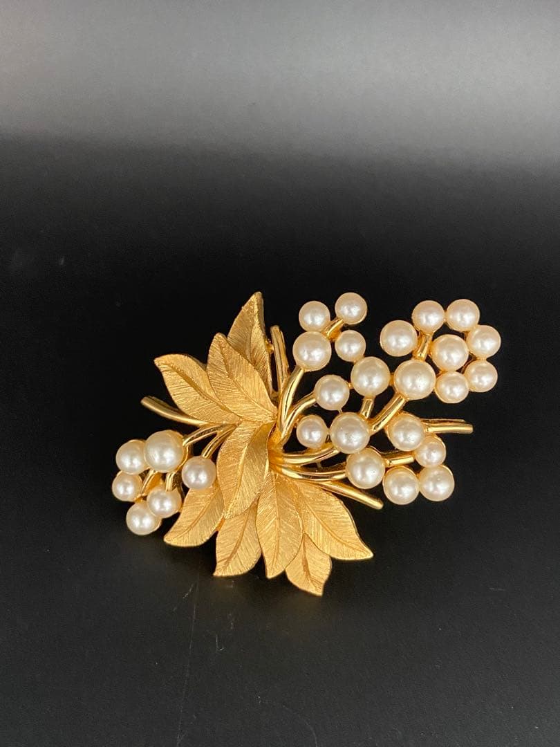 lotuscloud 2530⭐️TRIFARI トリファリヴィンテージブローチ