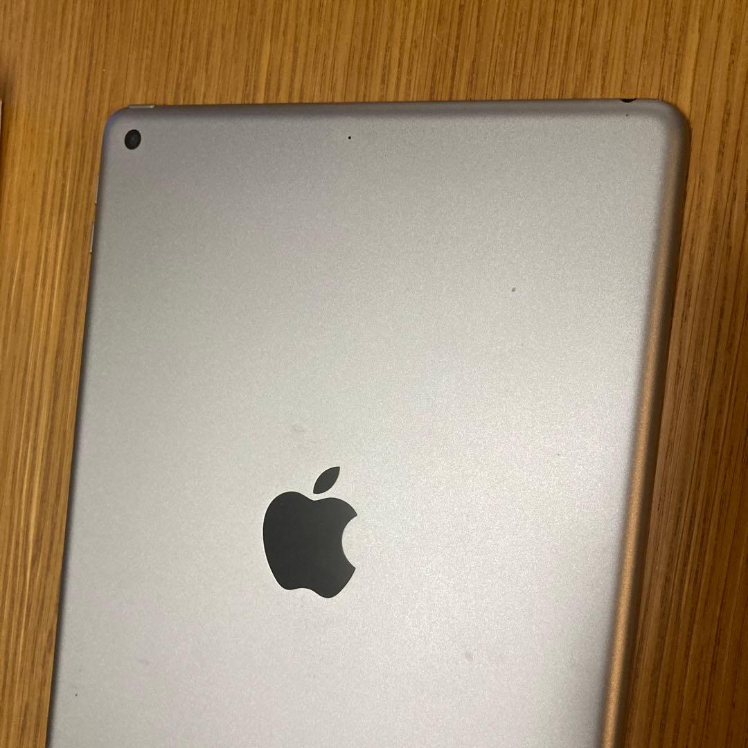 美品　iPad 第5世代　Wi-Fiモデル　シルバー　32GB 美品　A1822