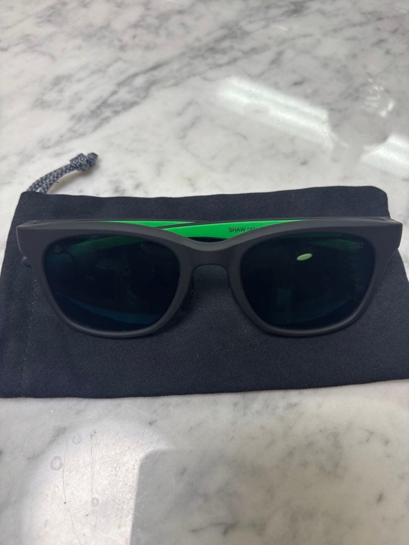 Eyevol 5525サングラス 黒/緑 収納袋付き