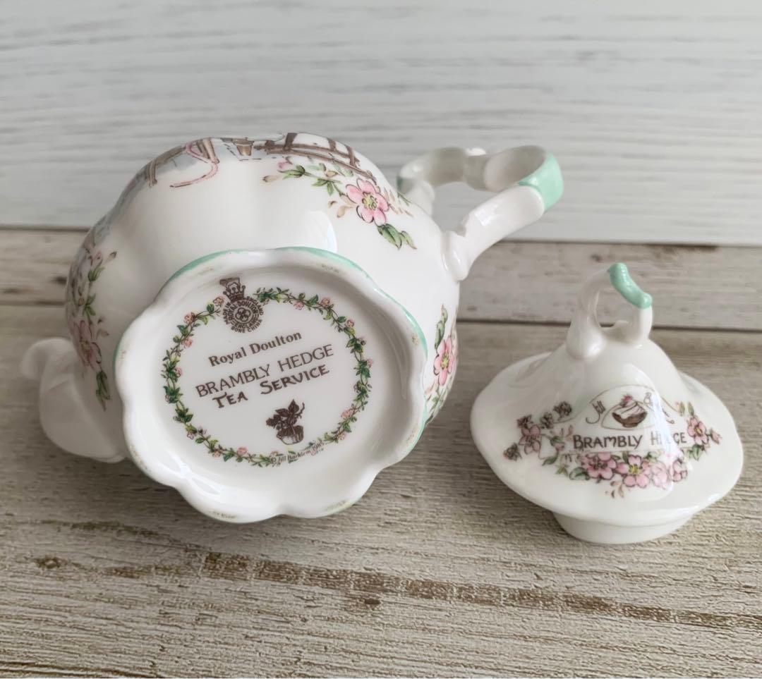 ブランブリーヘッジ ミニチュア ティーセット ロイヤルドルトン