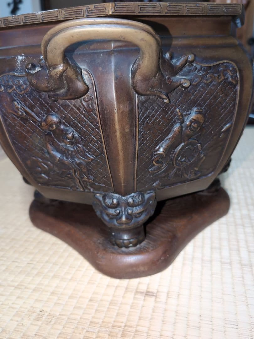 ・八角火鉢 ・四本足　台座付き