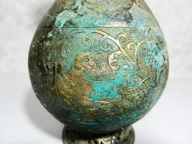 アラベスク模様や動物が細密装飾された青銅製アンティーク花瓶