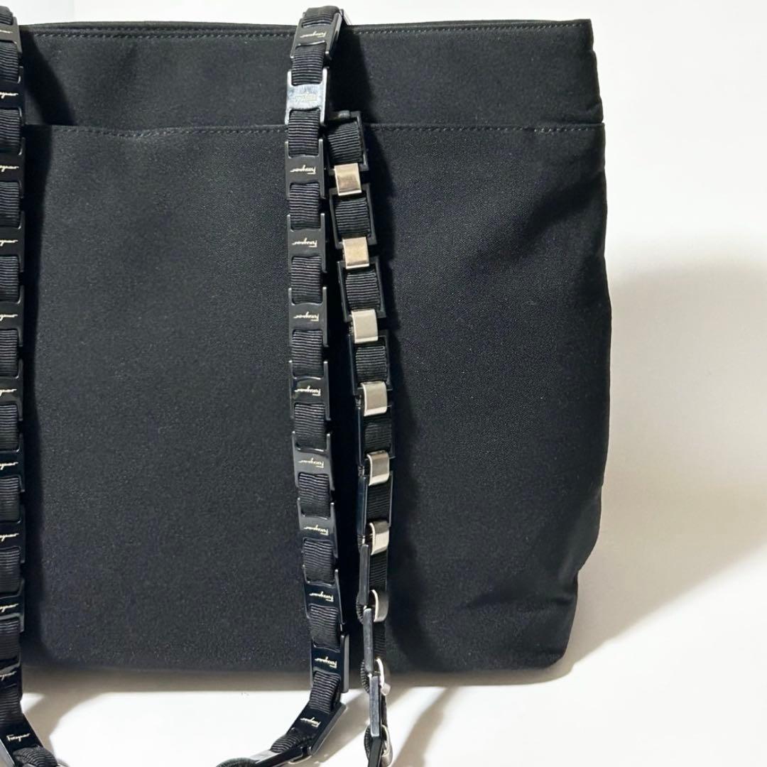 フェラガモ ヴァラチェーン ショルダーバッグ AU-21 8803 ナイロン