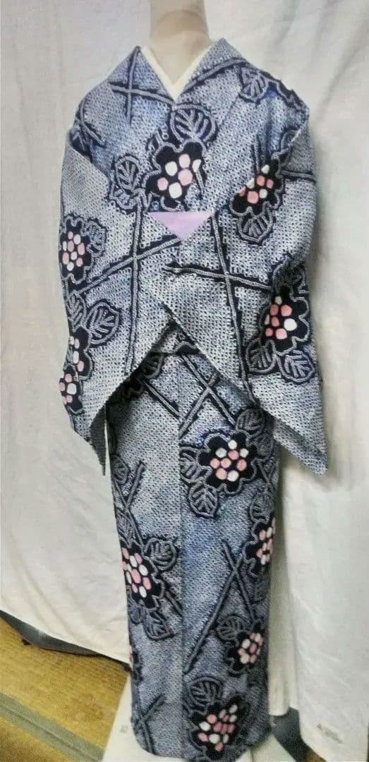 有松総絞り浴衣小紋、紺色生地に全体に花柄入