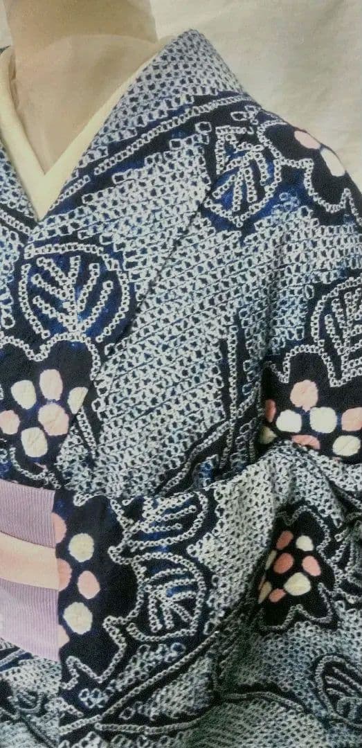 有松総絞り浴衣小紋、紺色生地に全体に花柄入