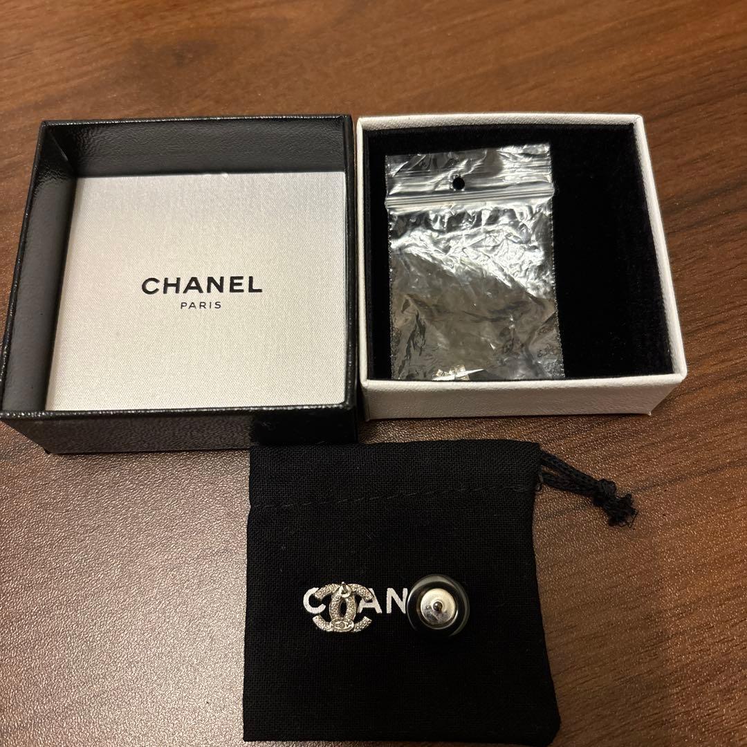プ*︎様 CHANEL シルバー ブラック ロゴピアス