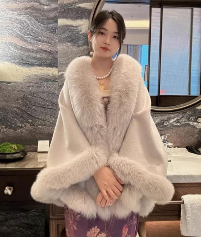 優しい雰囲気のカシミヤ混ウールフォックスファー付きポンチョ 肉厚毛皮ファー