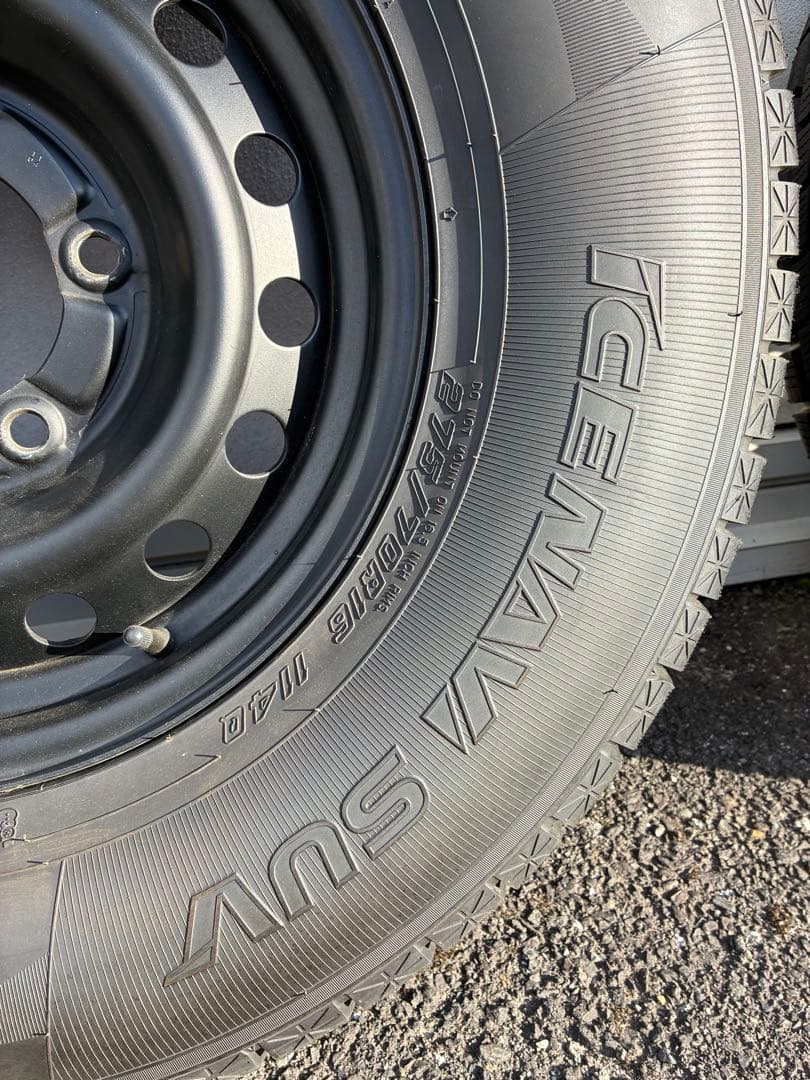 ランクル 100 スタッドレス　275.70.16 送料は着払いでお願いします。