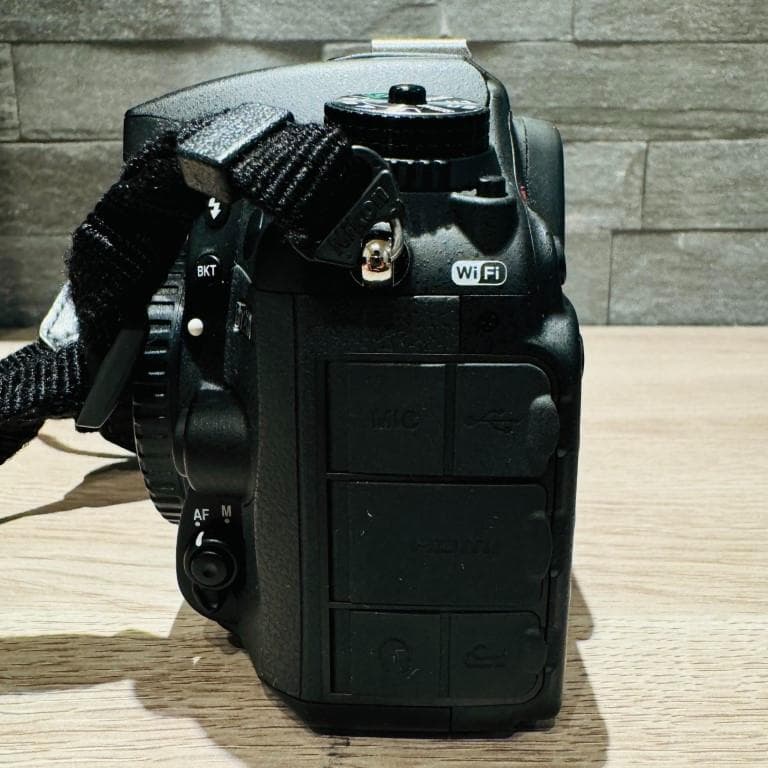 Nikon ニコンD7200 ボディ 純正充電器ほか シャッター回数894回