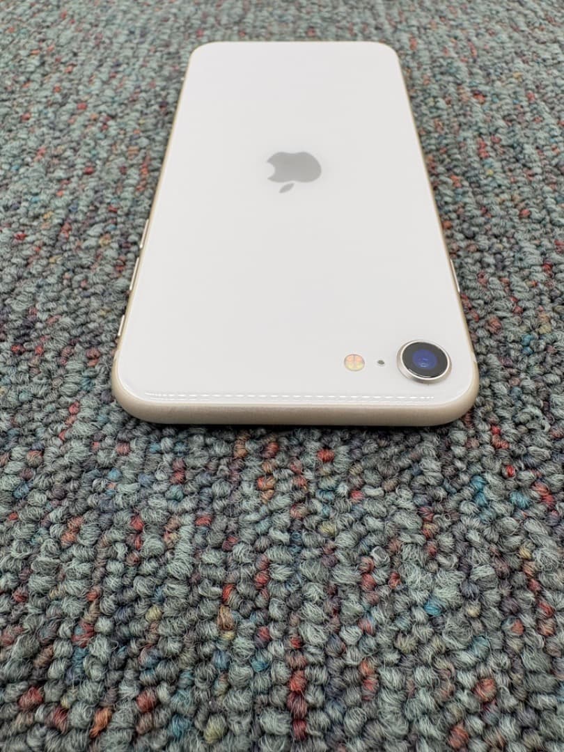 iPhone SE 第3世代　64GB　simフリー　Apple　スマホ　962