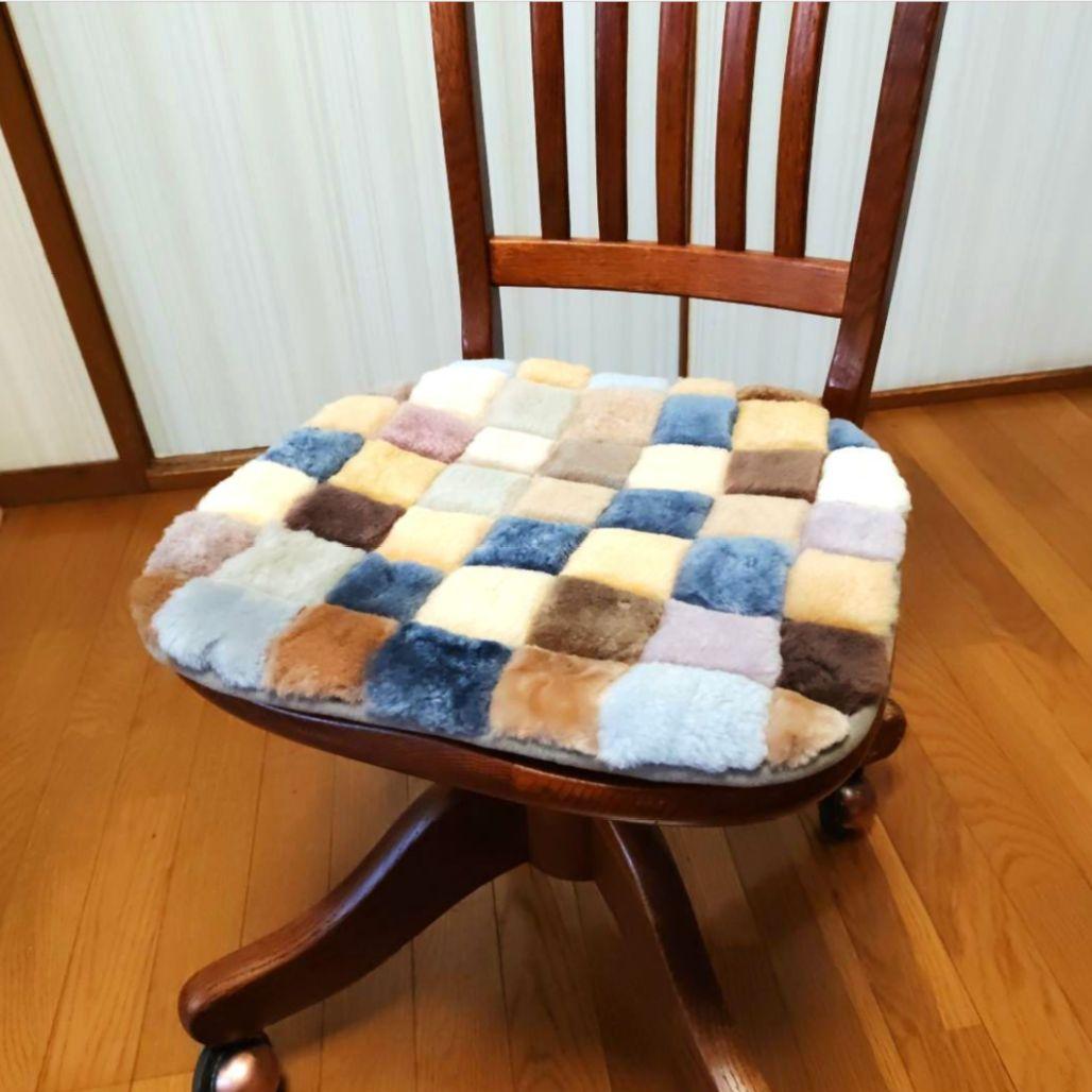 木製キャスター付き 回転式デスクチェア(ムートンチェアパッド付き)