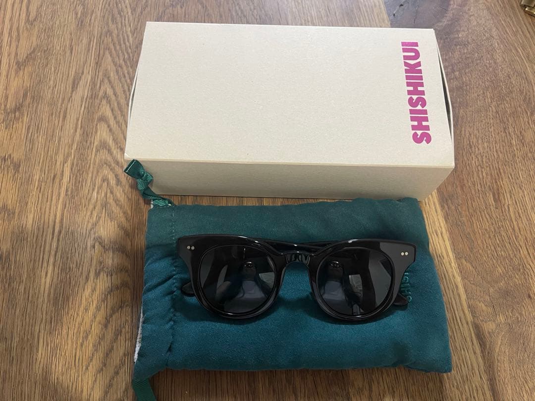 SHISHIKUI ARALE DEMI シシクイ　アラレ　デミ