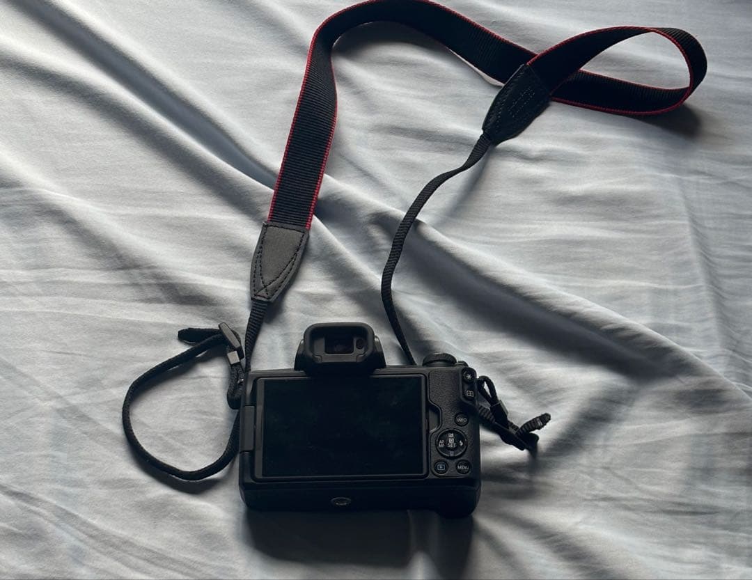 ミラーレス一眼　EOS Kiss M ダブルレンズキット