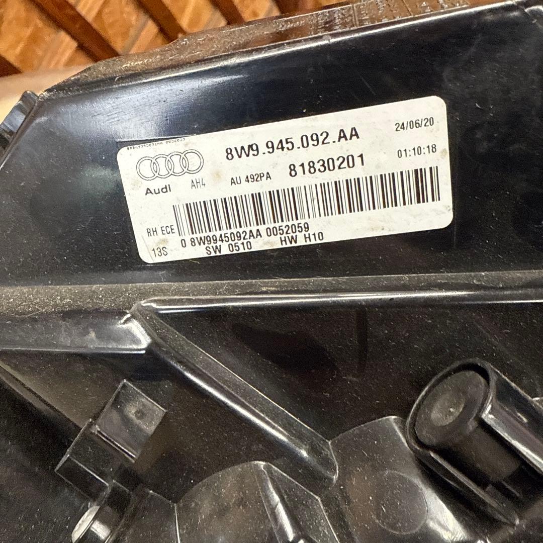 Audi a4 テールランプ 8W9.945.092.AA