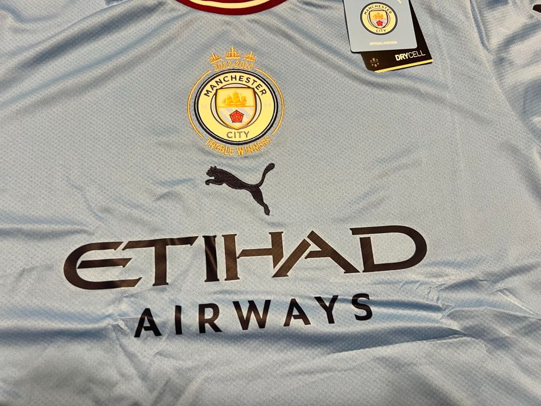 【マンチェスター・シティ2022-2023トレブル記念ユニフォームセット】タグ付