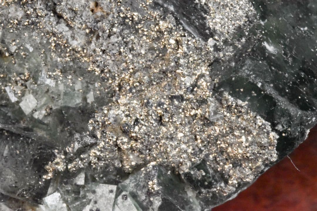 ナイジェリアAkwana産 パイライト付き強蛍光フローライトクラスター