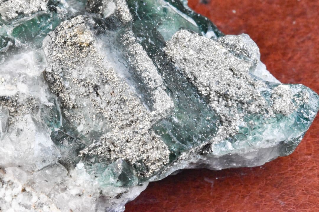 ナイジェリアAkwana産 パイライト付き強蛍光フローライトクラスター