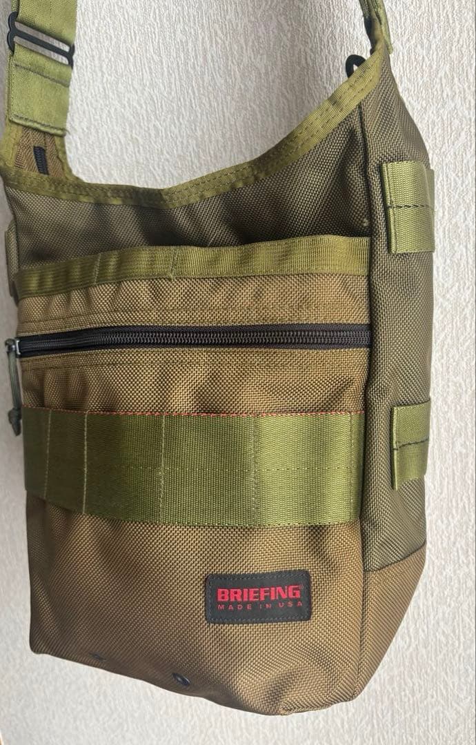 BRIEFING DAY TRIPPER ショルダーバッグ KHAKI カーキ