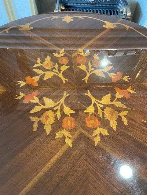 花柄インレイの木製円形テーブル