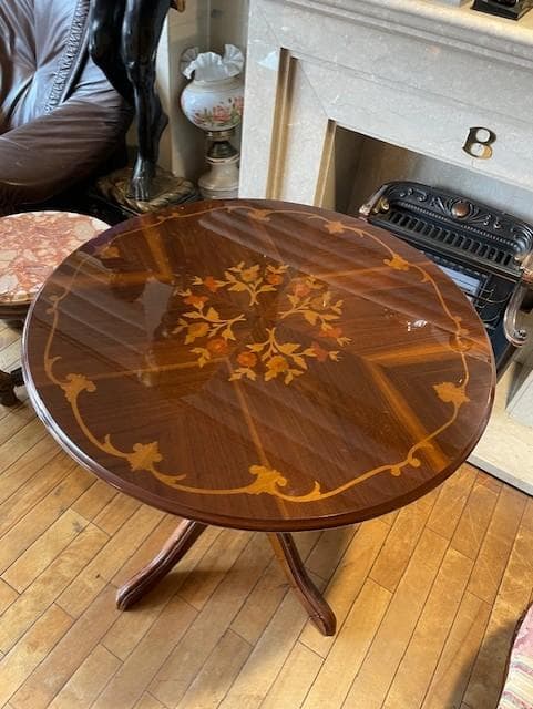 花柄インレイの木製円形テーブル
