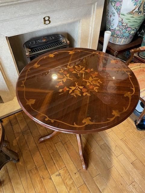 花柄インレイの木製円形テーブル