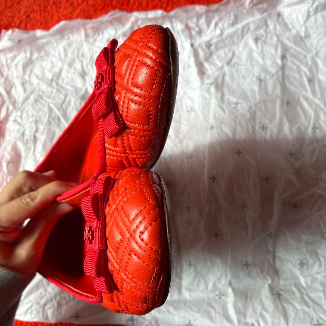 トリーバーチ　tory burch赤いリボン付きフラットシューズ