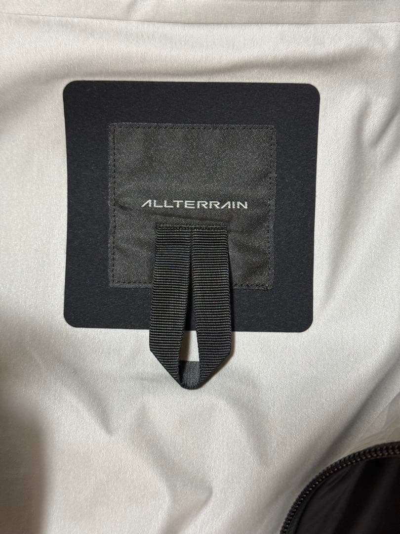 【美品】デサント オルテライン クレアス S ハードシェルジャケット 黒