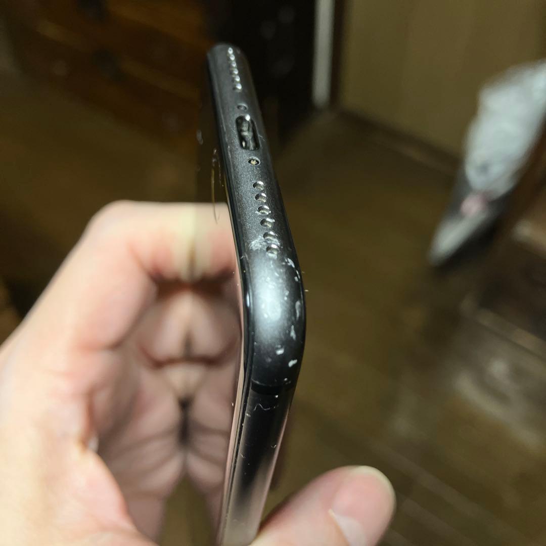 iPhone8 背面カメラ付近に多少の割れあり