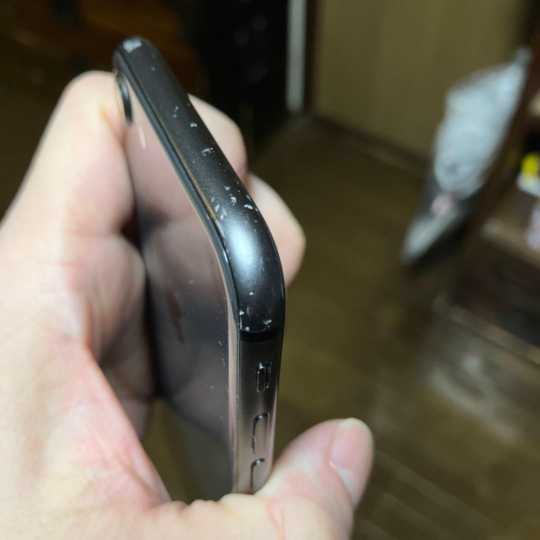 iPhone8 背面カメラ付近に多少の割れあり