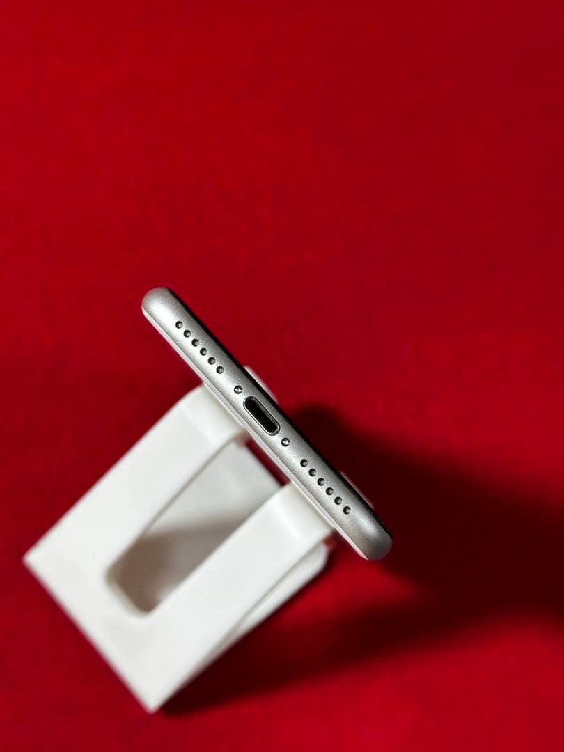 【7997】iPhone SE3第3世代スターライト 64GB simフリー