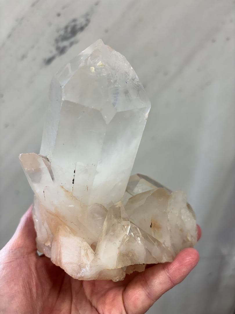 インド産　うっすらピンククォーツ　クラスター　太いポイント　1195g