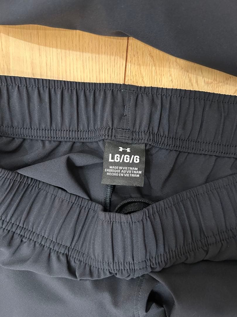 UNDER ARMOUR ブラックジャージ上下セット　セットアップ　Lサイズ