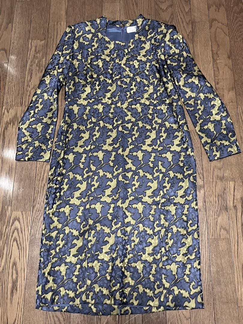 GIVENCHYの紺と淡黄グレーの総柄100%シルク長袖ワンピース　新品同様