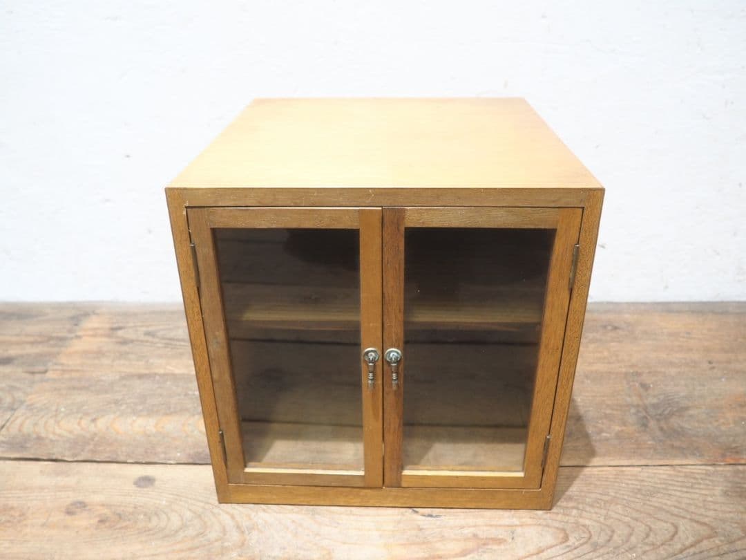 1398 ビンテージ　観音扉の小さいガラスケース　飾り棚　コレクション　レトロ