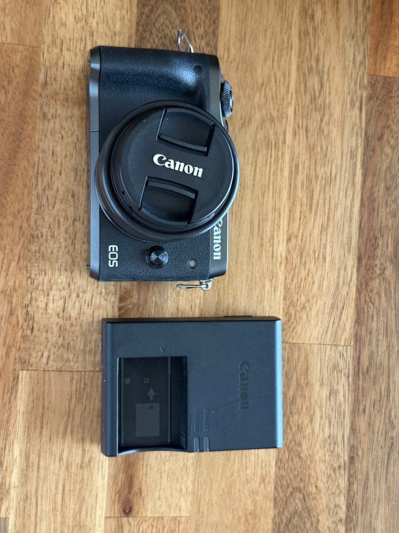 Canon EOS M6 ミラーレスカメラ 本体と充電器