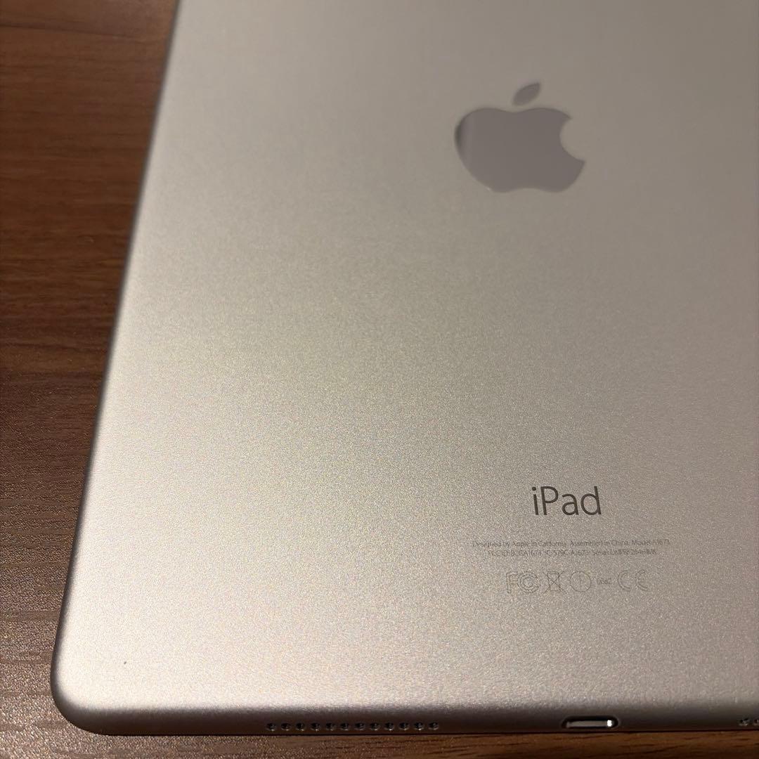 シルバー iPad 本体 9.7インチ 128GB ブラック カバー付き