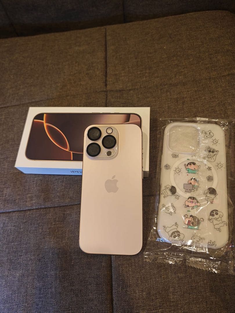 iPhone 16 Pro 512GB デザートチタニウム しんちゃん　ケース