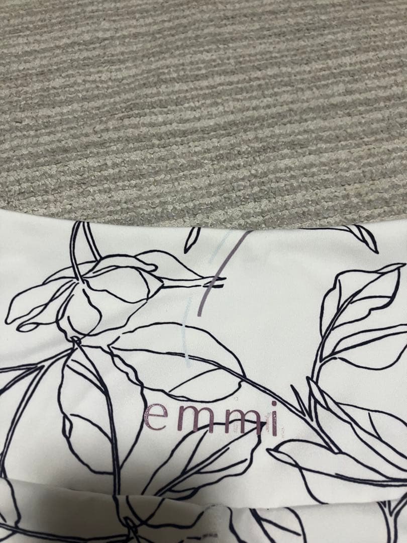 emmi yoga ニュアンスフラワーブラトップ　レギンス　上下　セットアップ