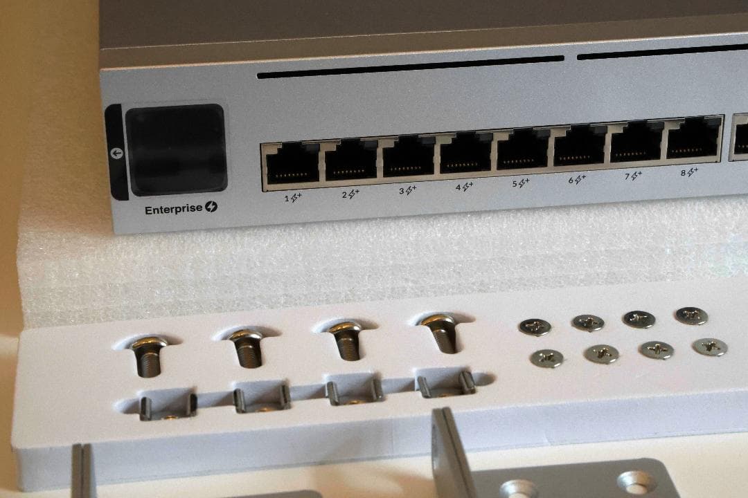 Ubiquiti UniFi スイッチ Enterprise 24 PoE