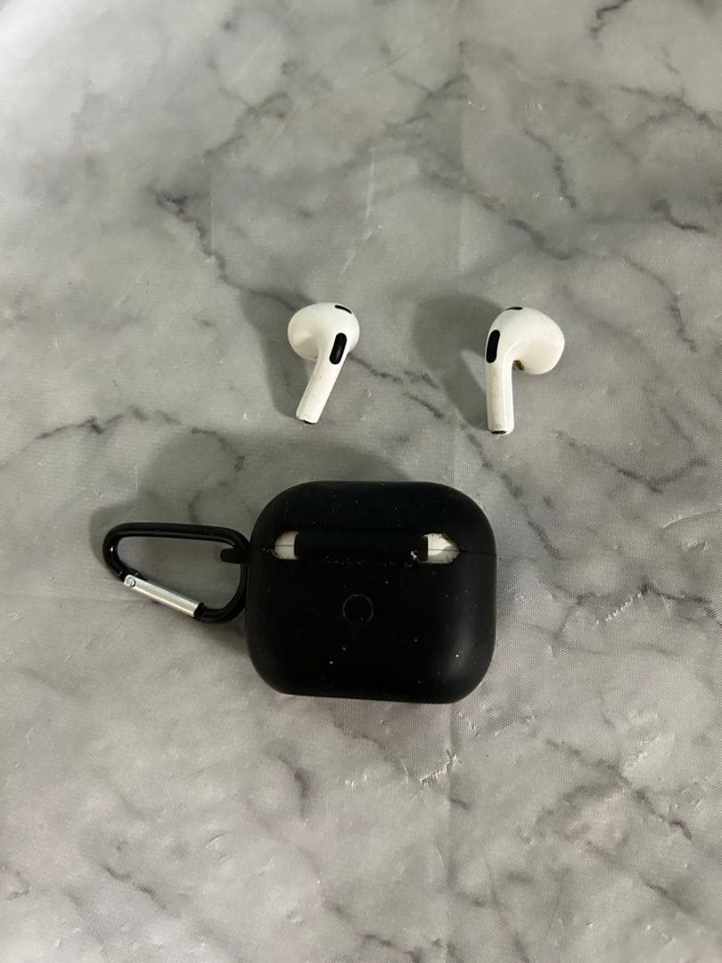 AirPods第二世代本体 ブラック カラビナ付き