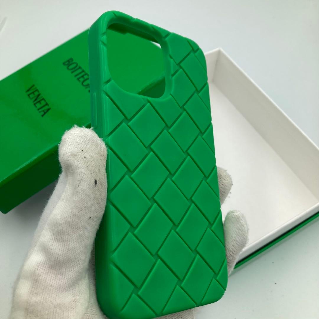 ！極美品！　ボッテガヴェネタ　スマホケースiPhone 15pro 緑 78A