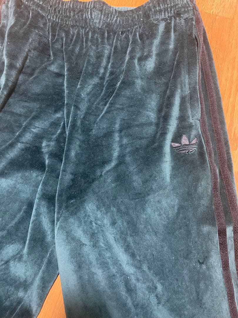adidas ベルベット ジャージパンツ ダークグリーン