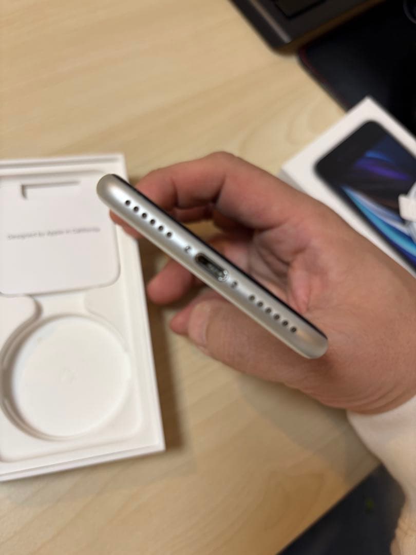 Apple iPhone SE (第2世代) ホワイト 本体　SIMフリー