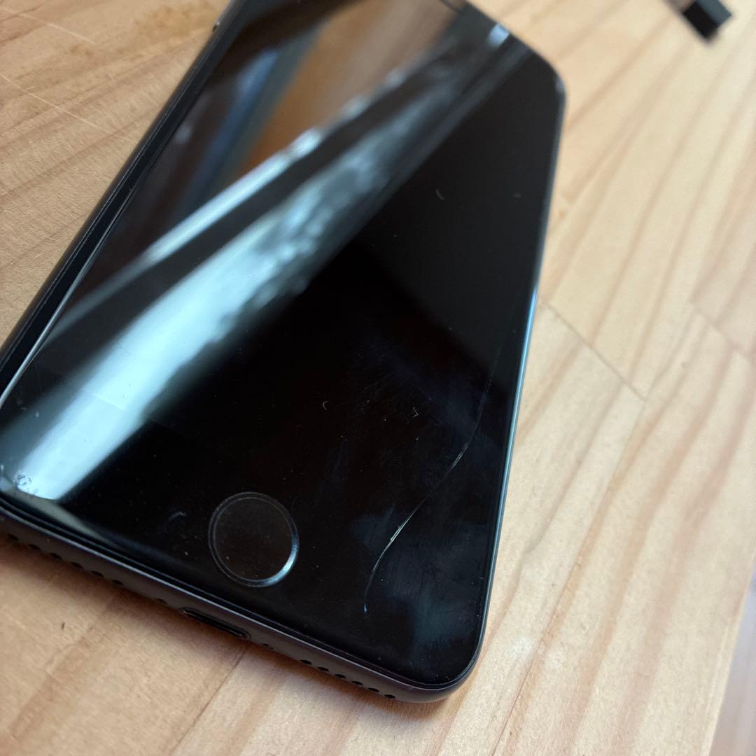 iPhone 8 ブラック 画面に傷あり　64GB
