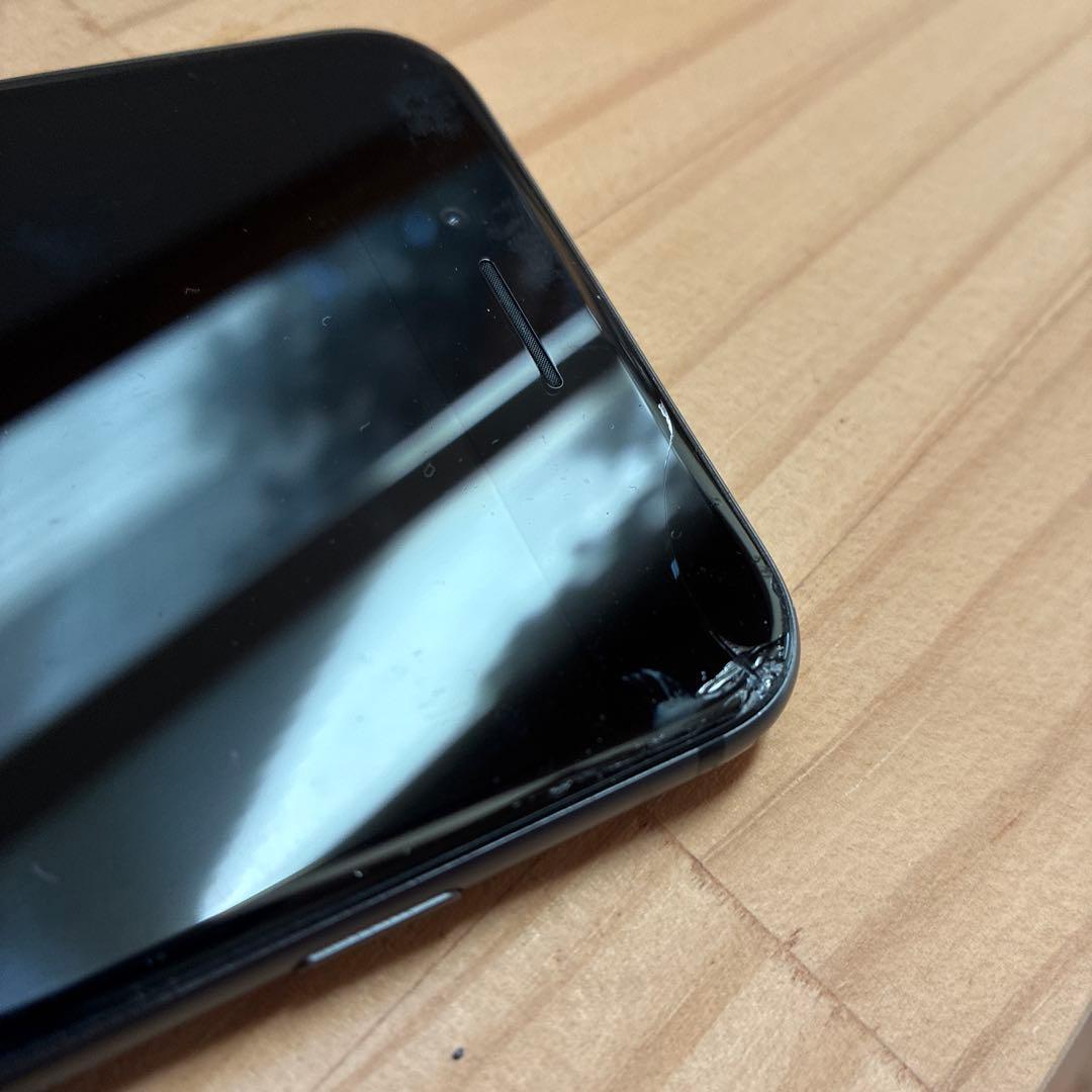 iPhone 8 ブラック 画面に傷あり　64GB