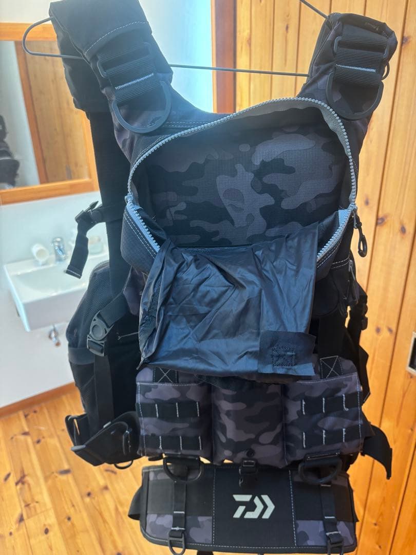 ダイワ　ベンチクールベスト　D F-6109 フィッシングベスト ブラック 迷彩